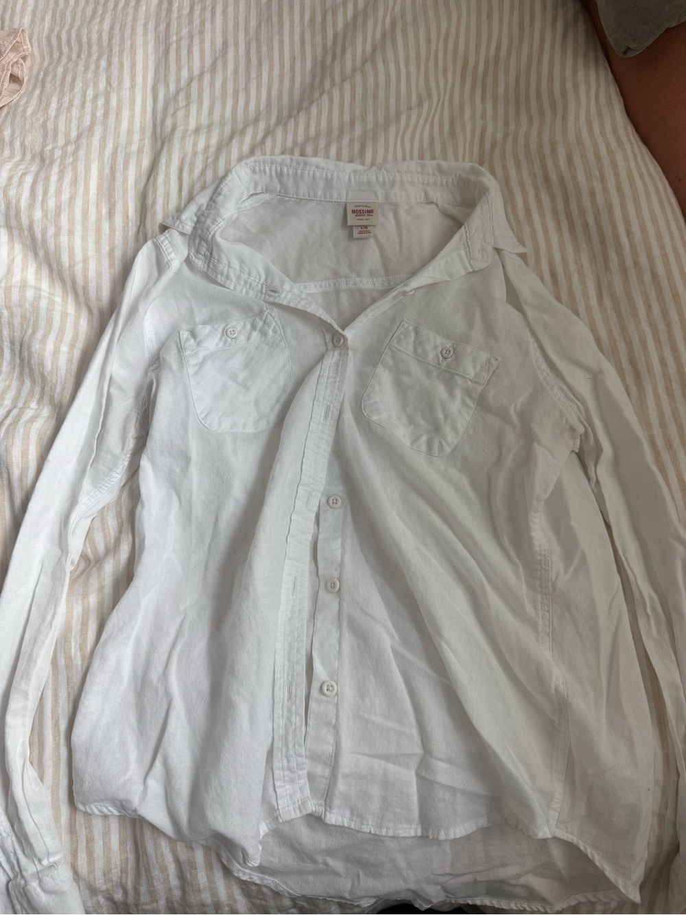White Mossimo button-up shirt in a L #mossimo #buttonup